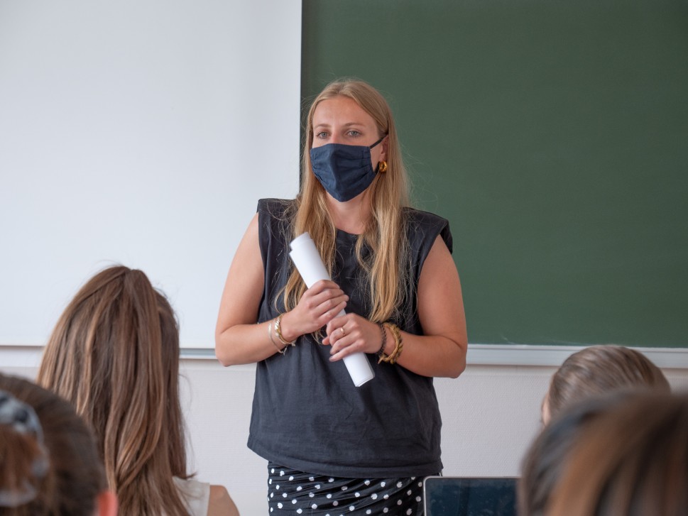 Maegan Rocca, fondatrice de la marque Novëm, intervient auprès des étudiants de la LP Technico-commercial